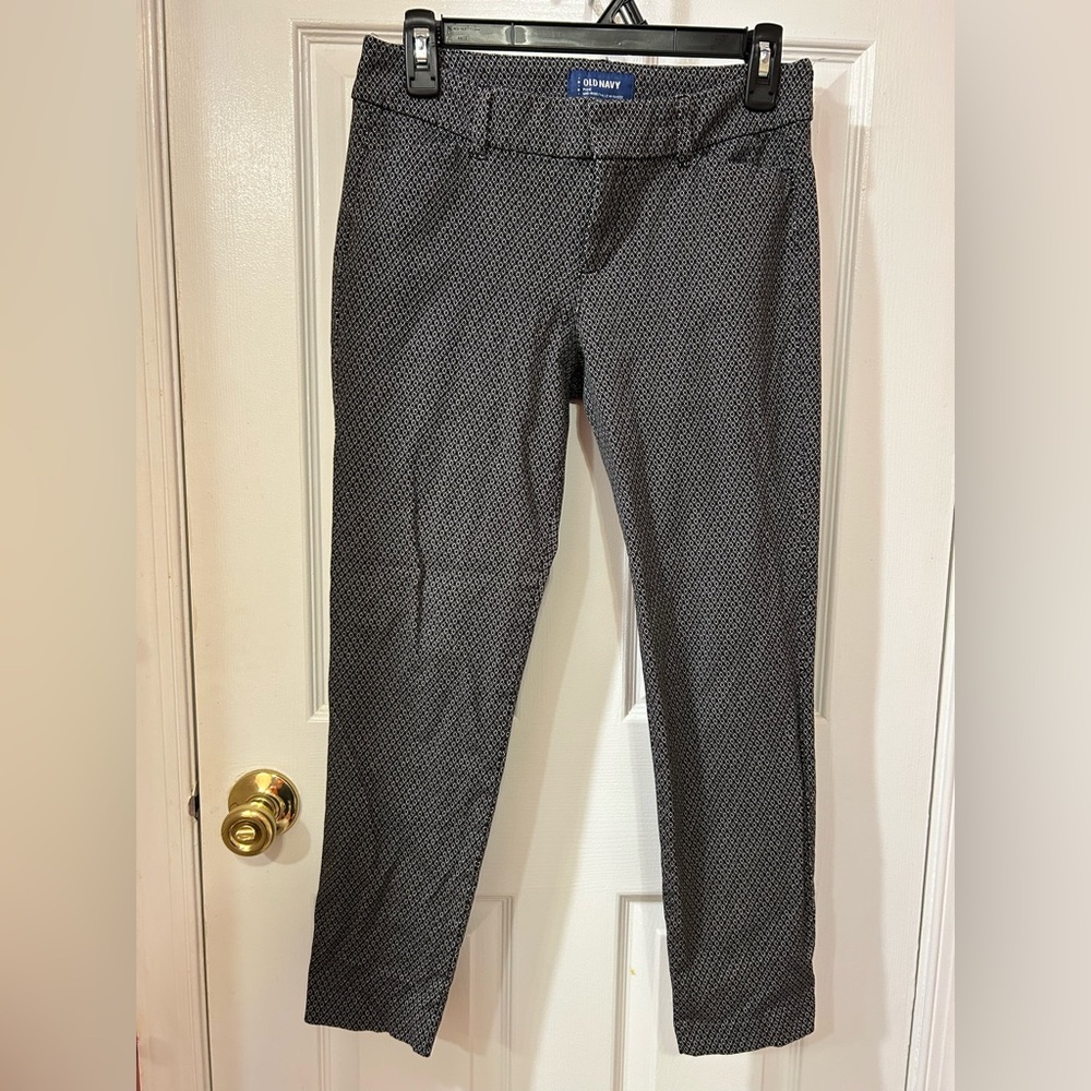 Old Navy Black and White Mid-Rise Pixie Ankle Pants Size 4